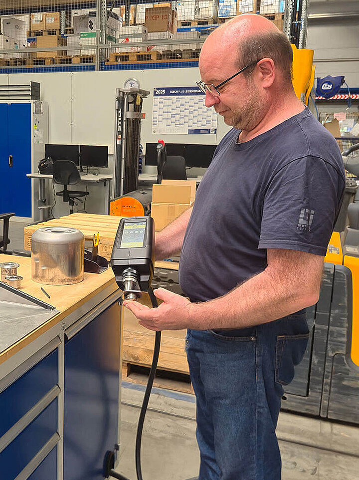 Qualitätskontrolle eines Mitarbeiters im Wareneingang mit einem mobilen OES