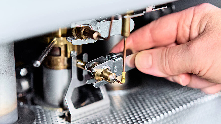 Clamp connections for tool-free maintenance
