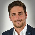 Mann im schwarzen Anzug