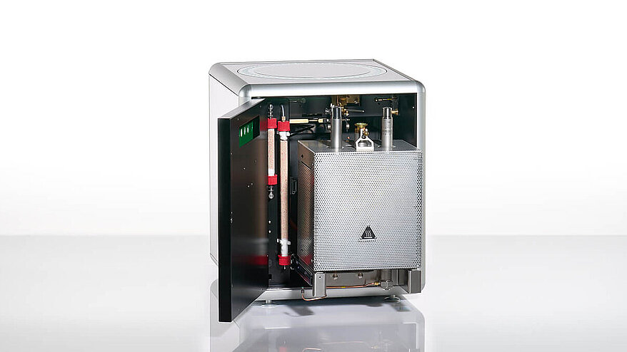 rapid N exceed® PLUS mit geöffneter Tür und herausgezogenem Ofen