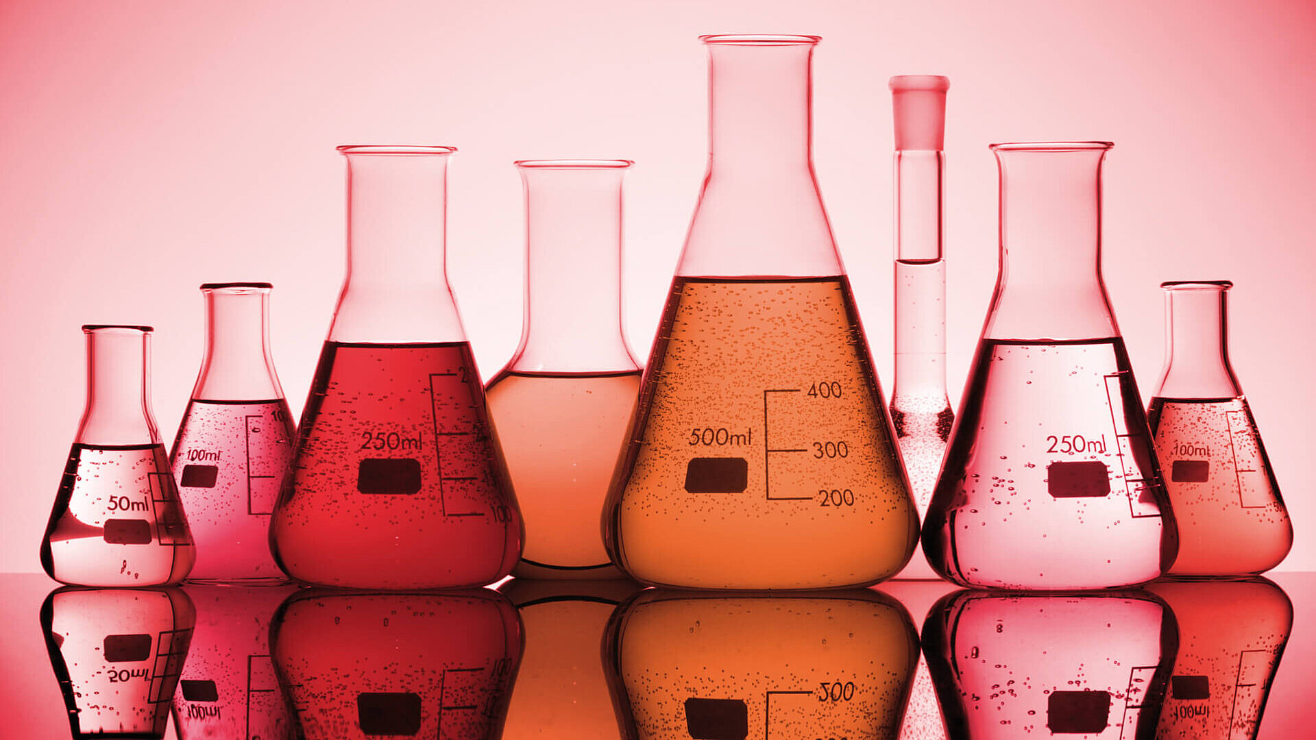 Glaskolben mit Chemikalien