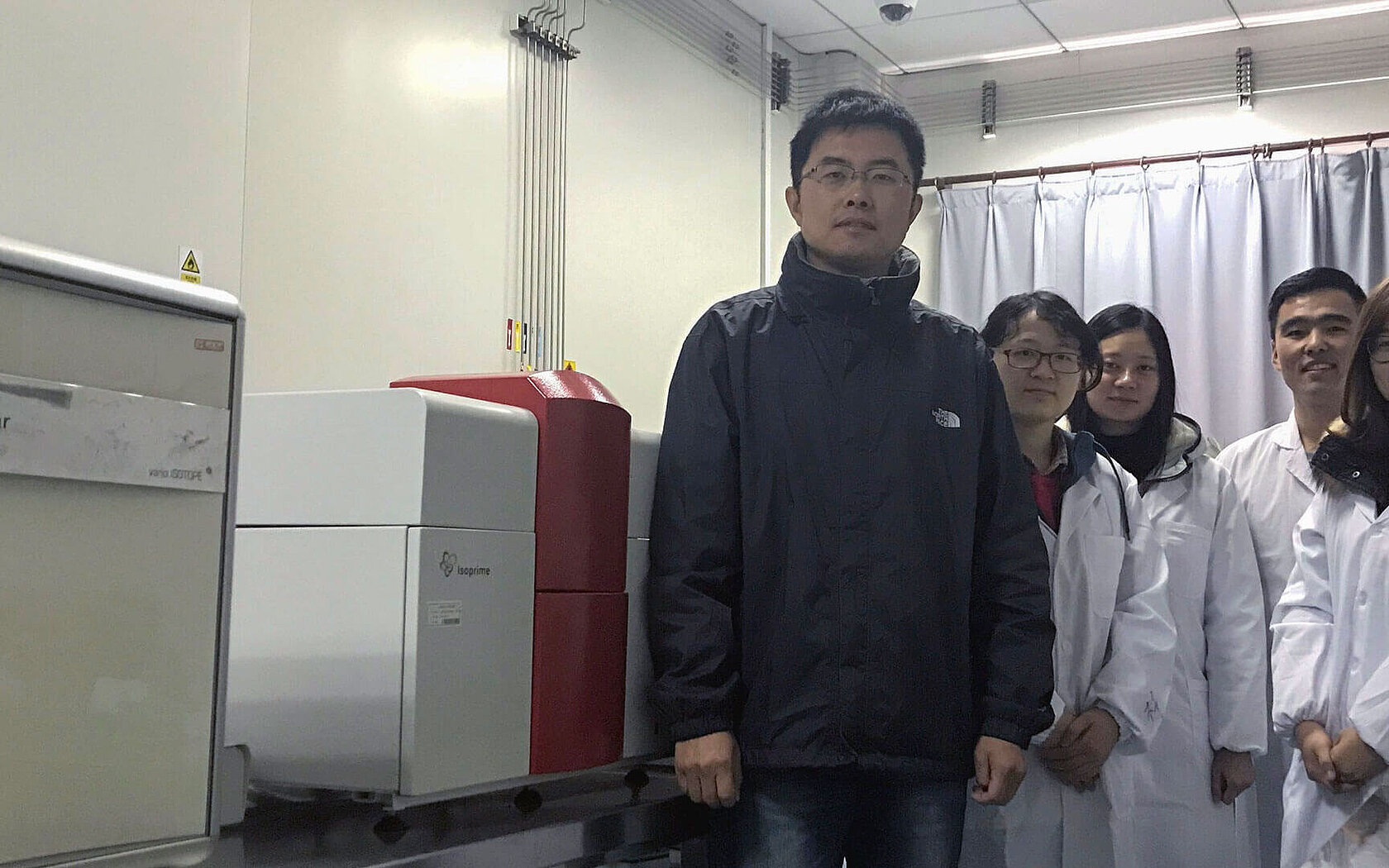 Prof. Li and his team in the Shanghai Ocean University lab 