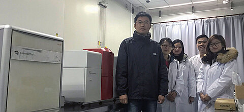 Prof. Li and his team in the Shanghai Ocean University lab 