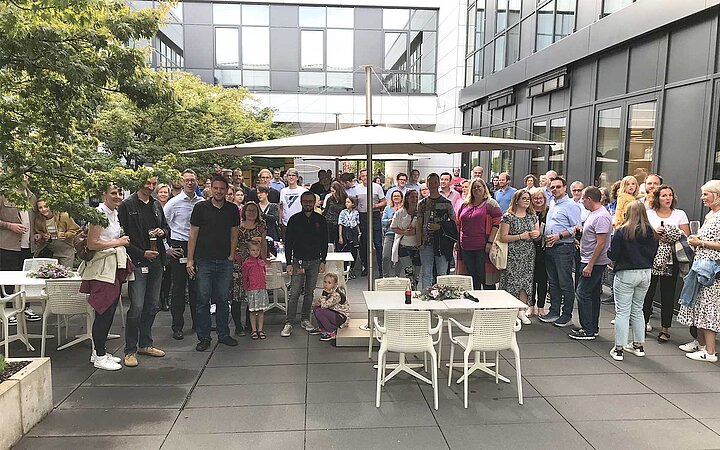 Group picture of people in an inner courtyard