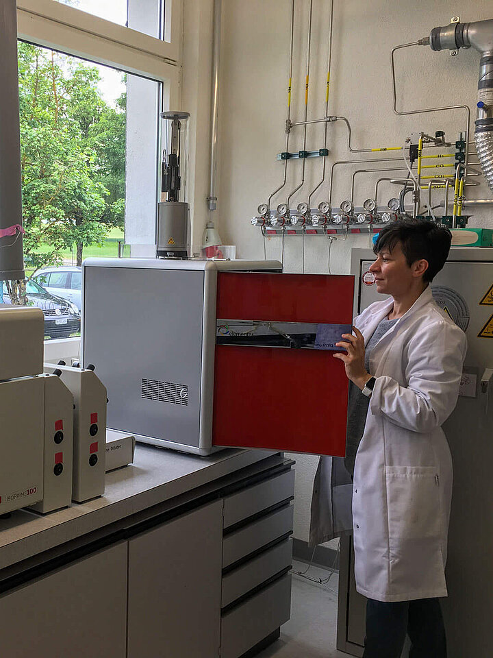 La dottoressa Federica Tamburini nel suo laboratorio con il cubo IsoPrime100 e vario PYRO 