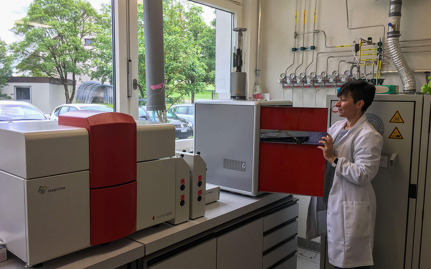 La dottoressa Federica Tamburini nel suo laboratorio con il cubo IsoPrime100 e vario PYRO 