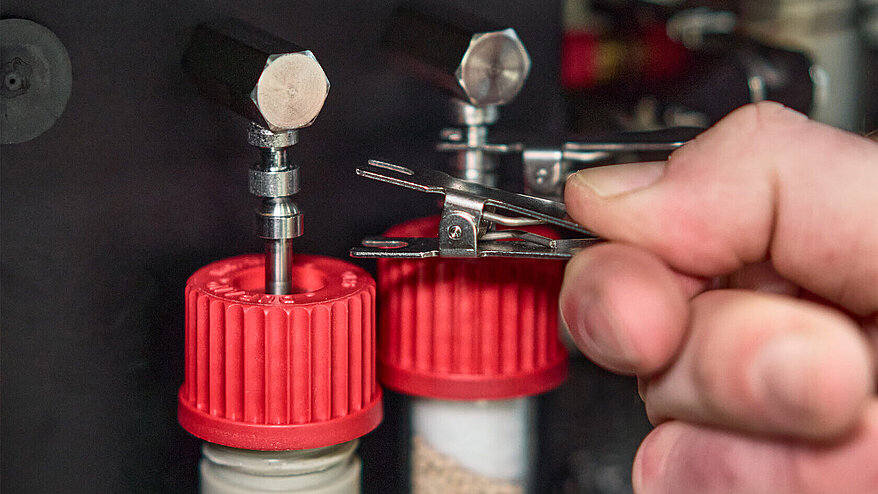 Clamp connections for tool-free maintenance