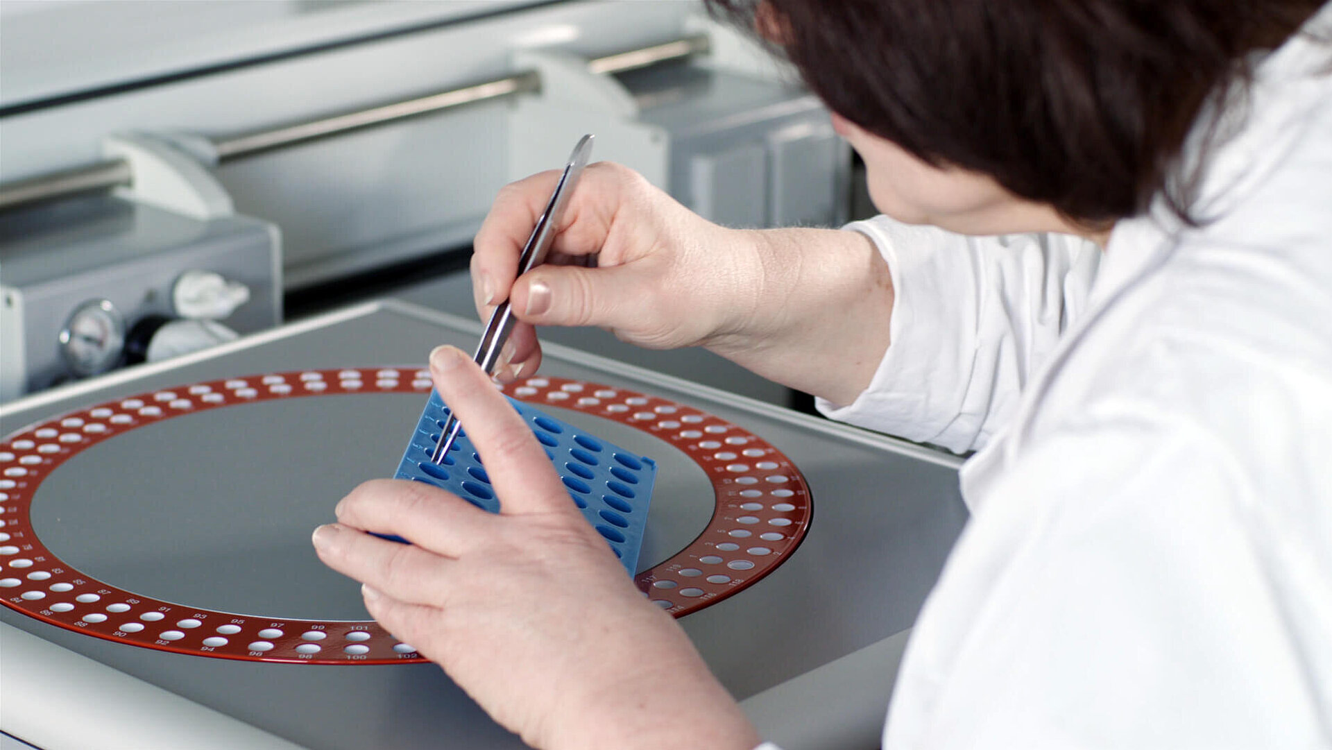 Placing samples into the autosampler of the UNICUBE