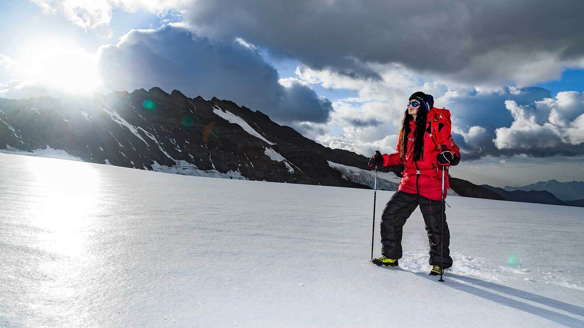 Eine Wanderin auf einem Gletscher