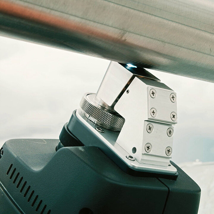 Probehead of a spark spectrometer, measuring a tube