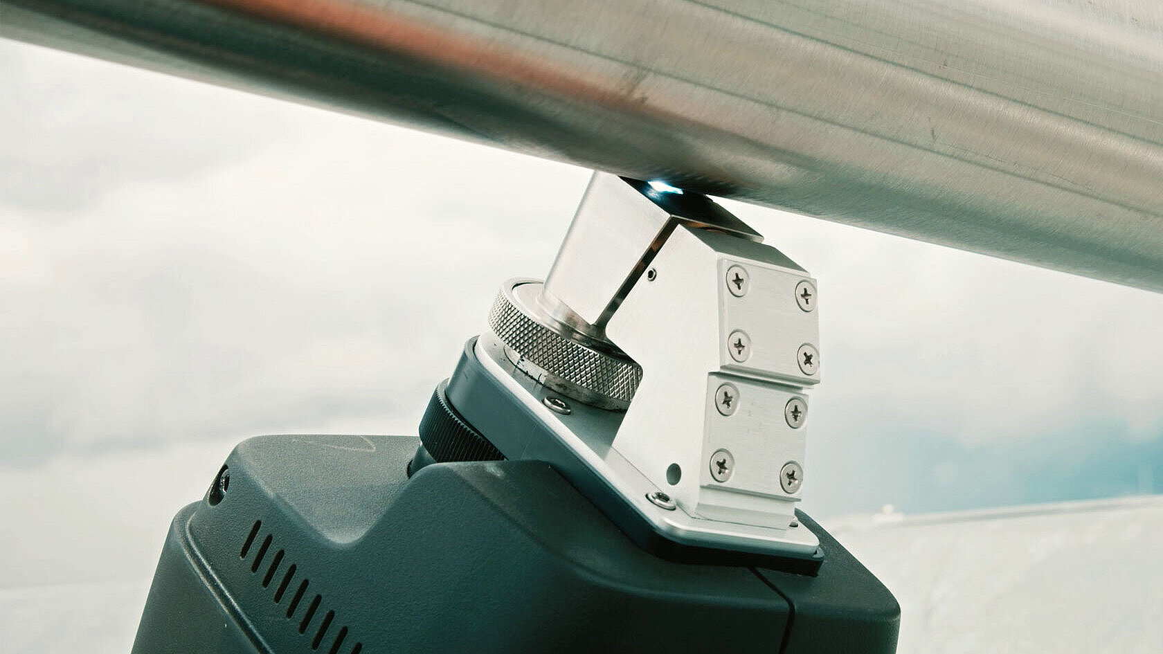 Probehead of a spark spectrometer, measuring a tube