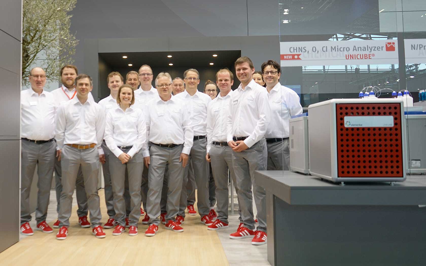 Das Elementar Team steht gesammelt auf dem analytica Messestand in München