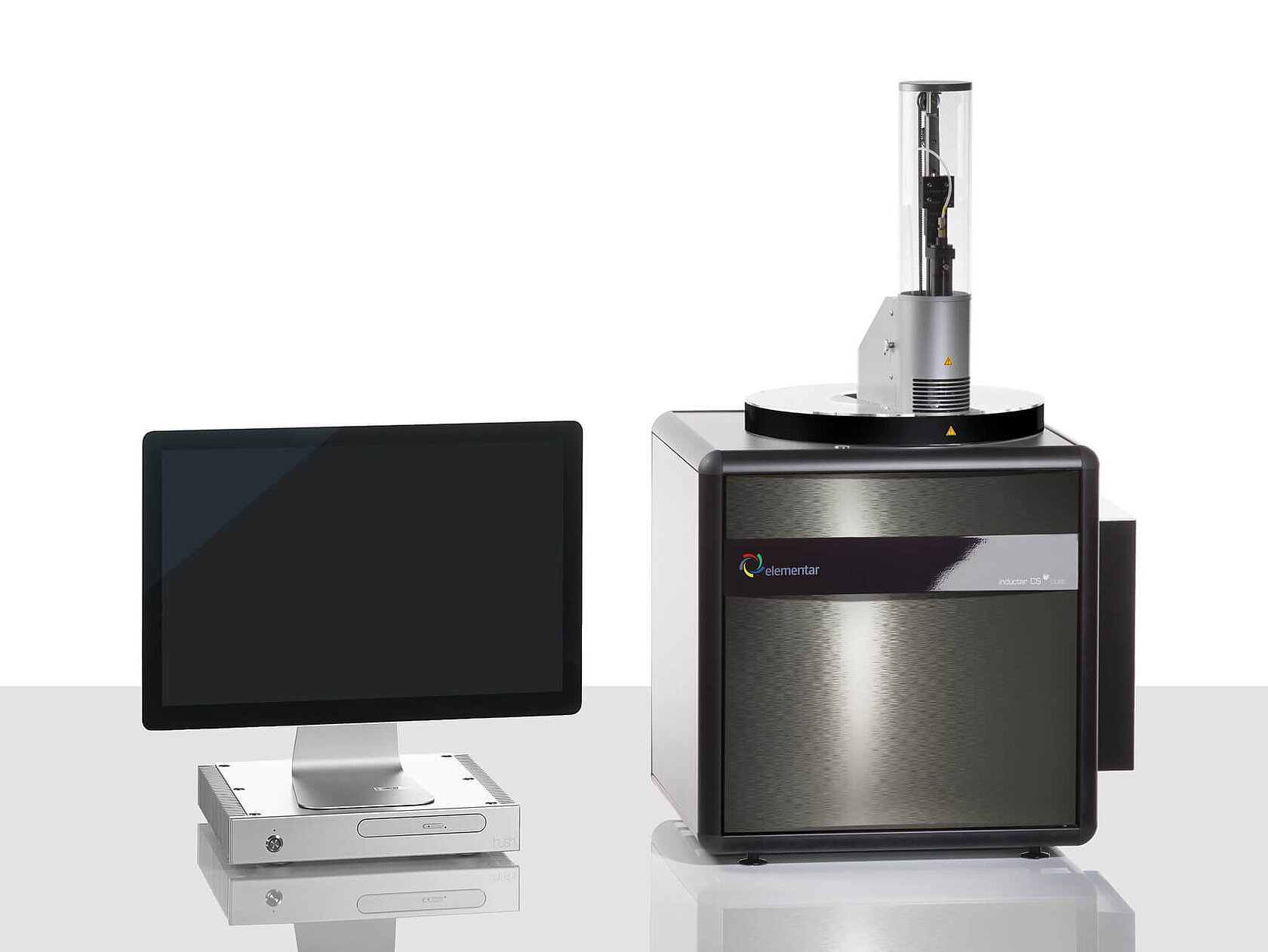 inductar CS cube with computer and monitor