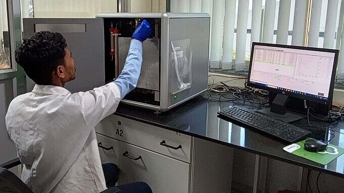 Herr Sourabh, Qualitätsprüfer bei Baramati Cattlefeeds, bei der Arbeit mit dem rapid N exceed® Dumas-Analysator