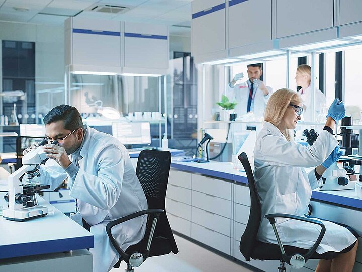Pharmazeutisches Labor mit zwei Mitarbeitenden