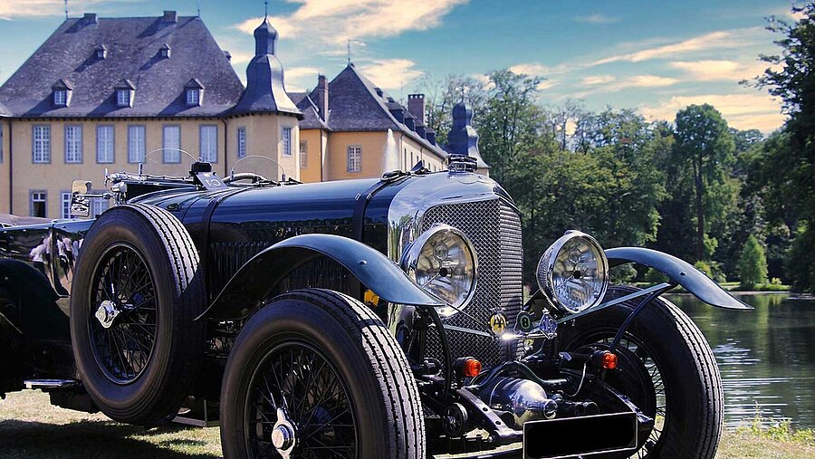 Oldtimer in front of a building