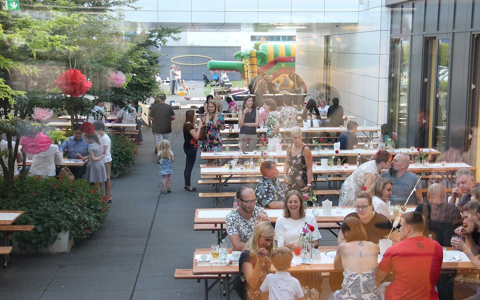 Elementar Sommerfest im Innenhof des Firmengebäudes