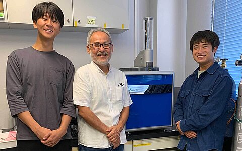 Professor Gregory Naoki Nishihara (Mitte) mit zwei seiner Studenten