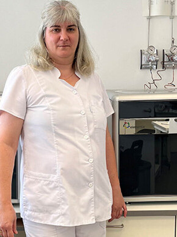 Éva Fekete, Laborassistentin bei Hamburger Hungária Ltd. Laboratory Power Plant