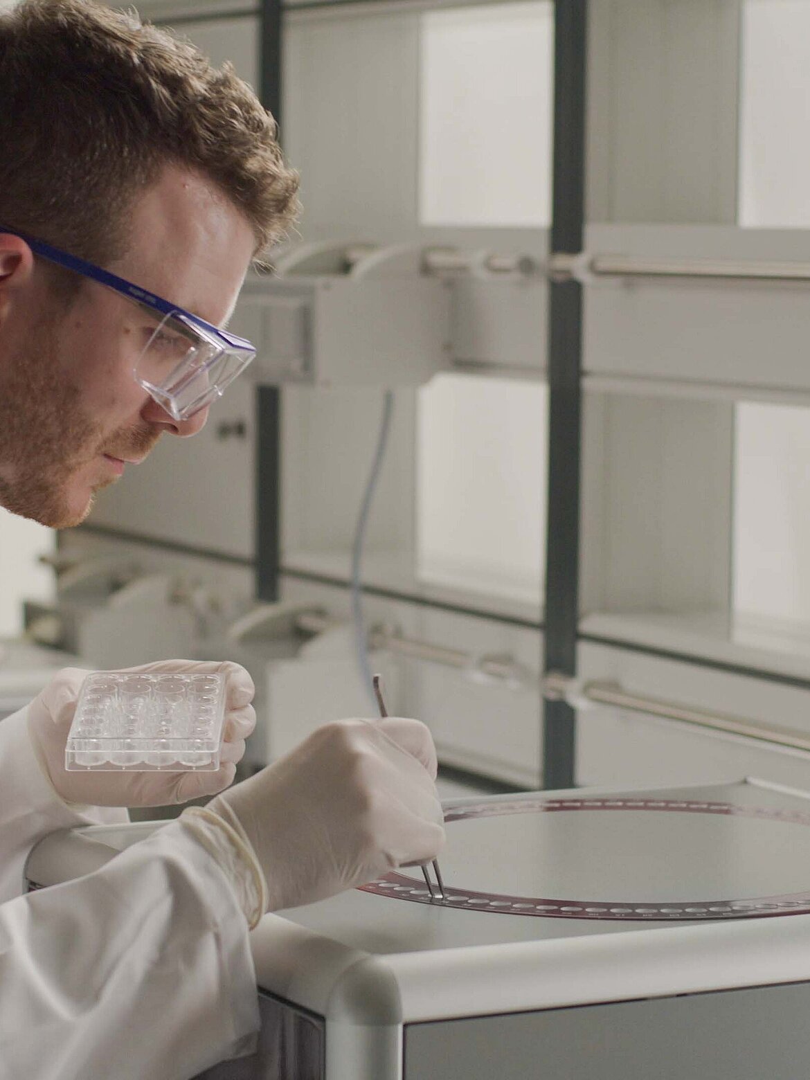 Scientist working in the Elementar Application Laboratory