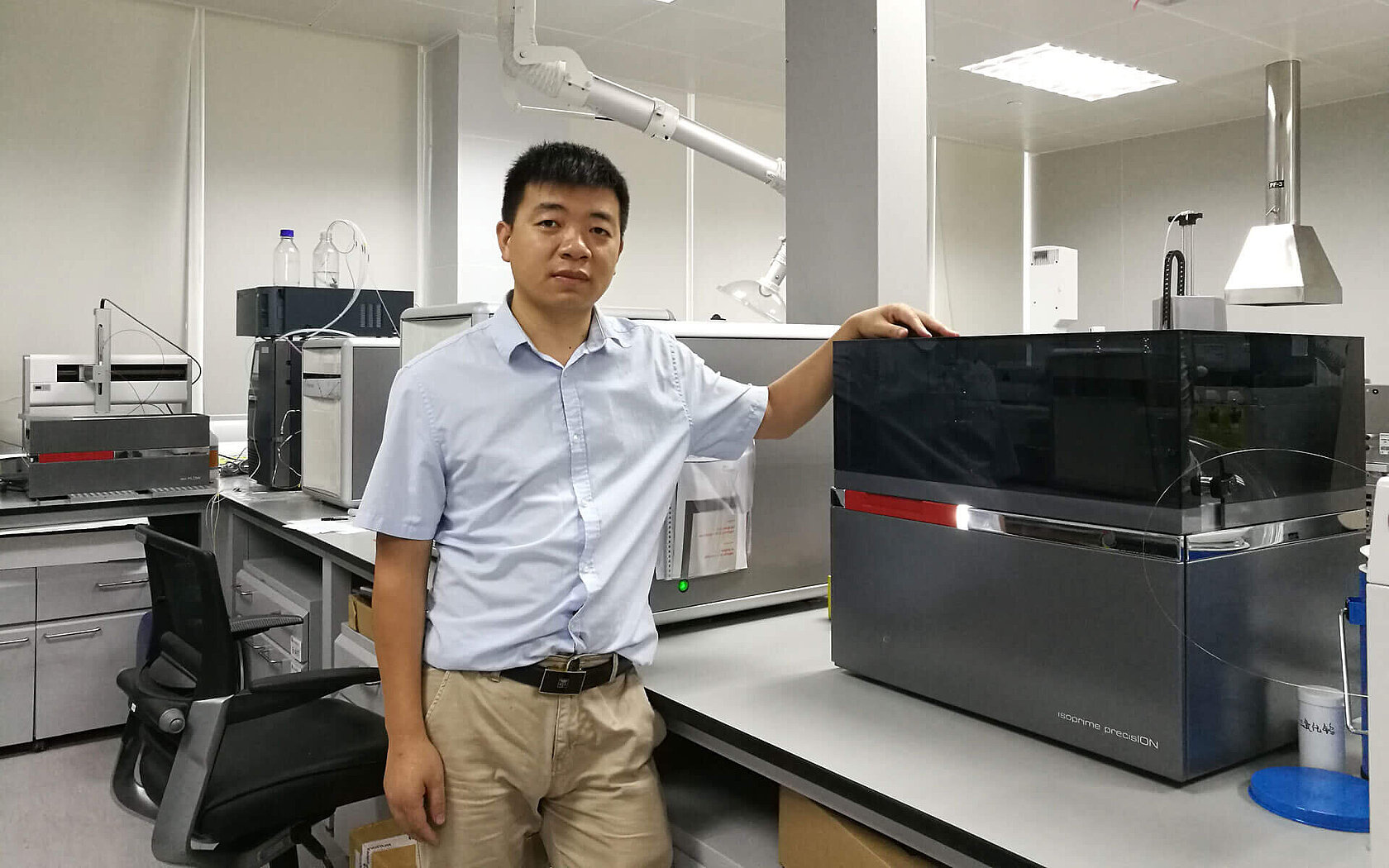 Dr Wu with the isoprime precisION IRMS system installed in 2018