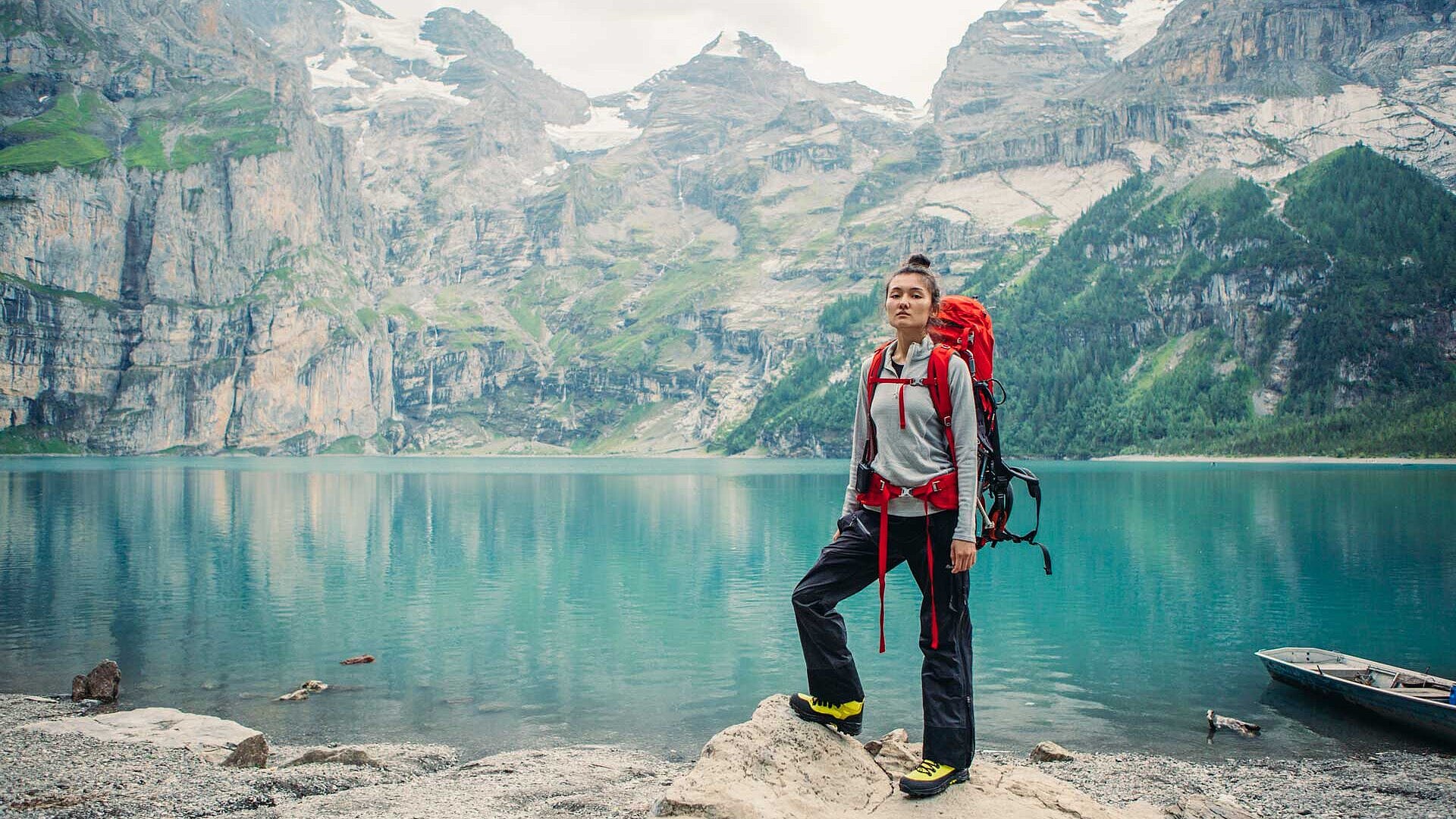 Eine Wanderin vor einem Bergsee