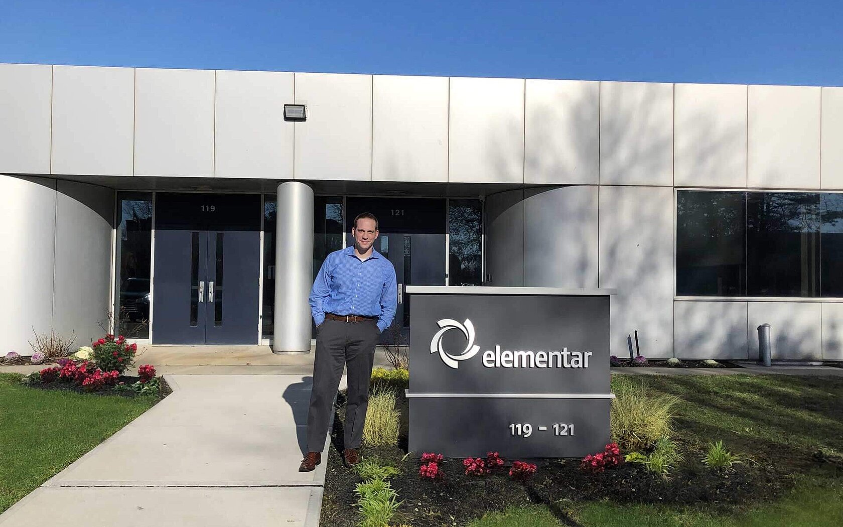 Ryan Titmas, CEO von Elementar Americas, vor dem Bürogebäude