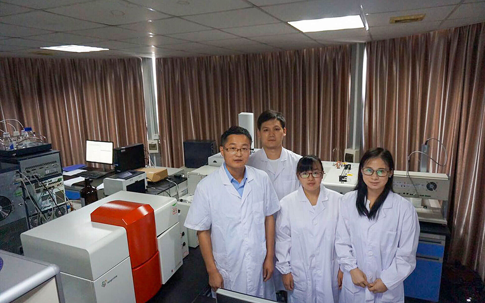L'équipe de l'Académie des sciences agricoles du Zhejiang avec son IsoPrime100 IRMS 