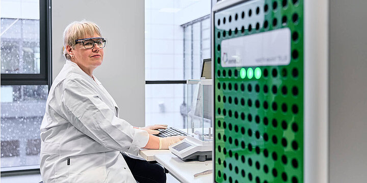 Lab technician with the rapid N exceed® PLUS