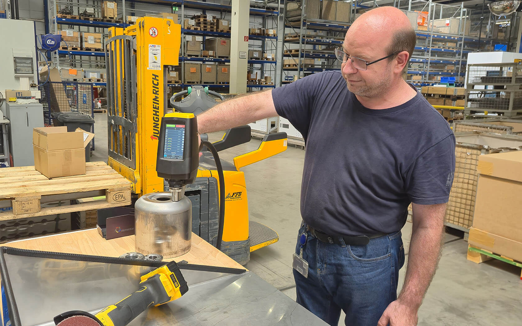 Quality control of a sample with help of a mobile analyzer