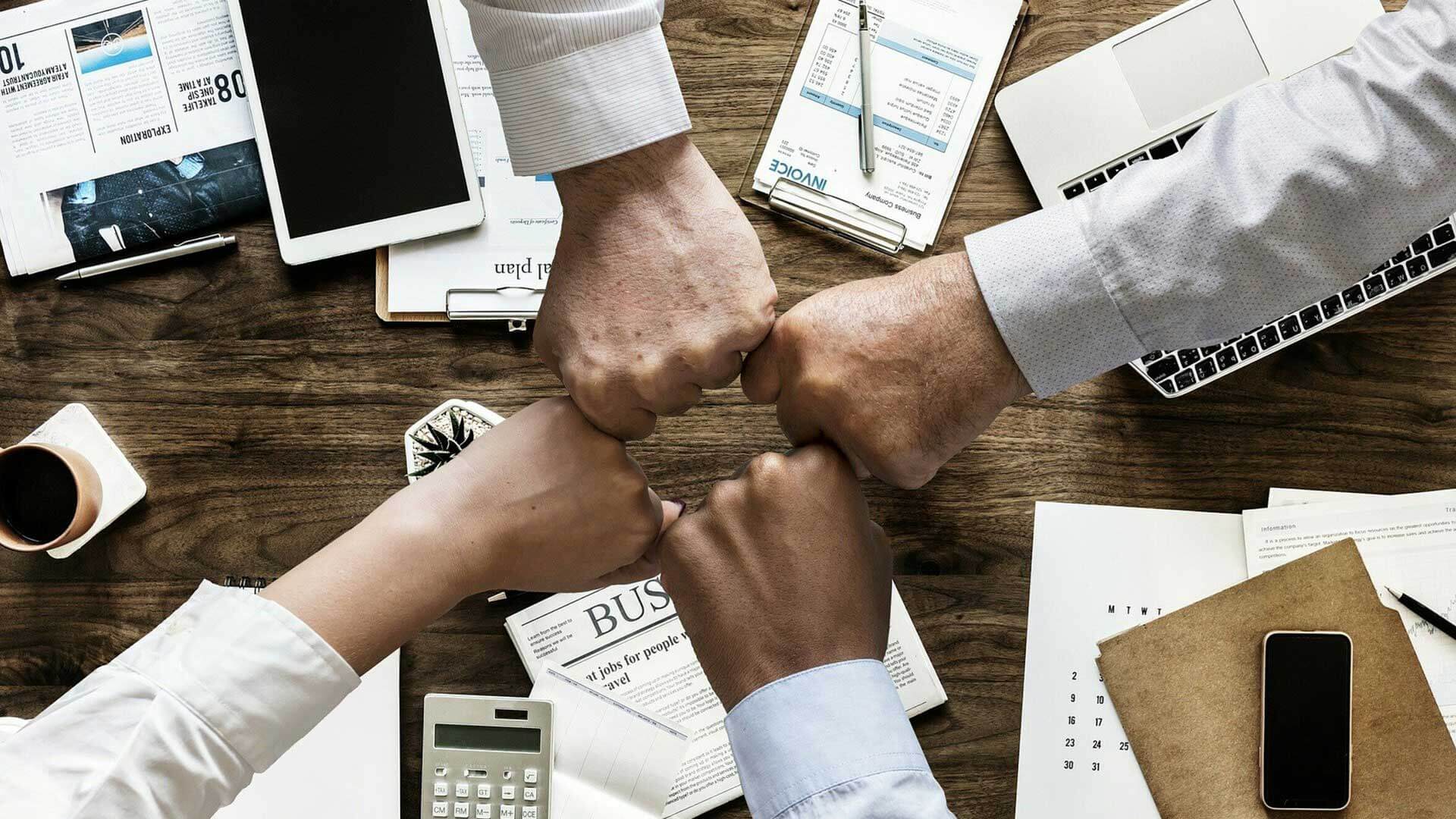 Handshake in between a team from a collaboration project